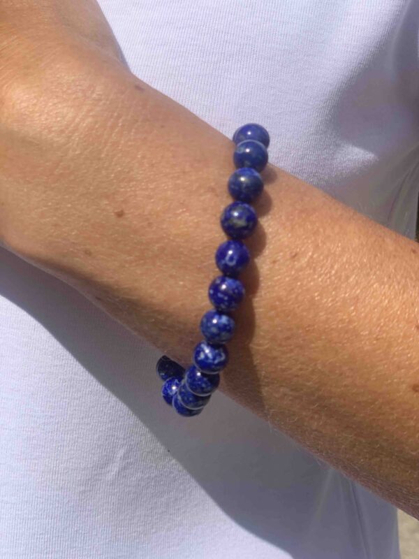 bracelet porté lapis lazuli